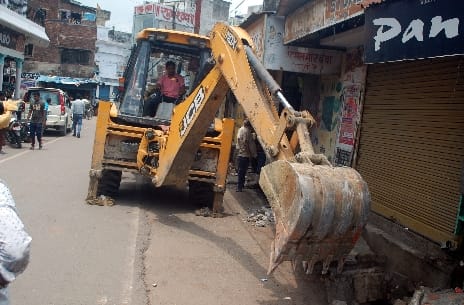 JCB moves to make drains free from encroachment