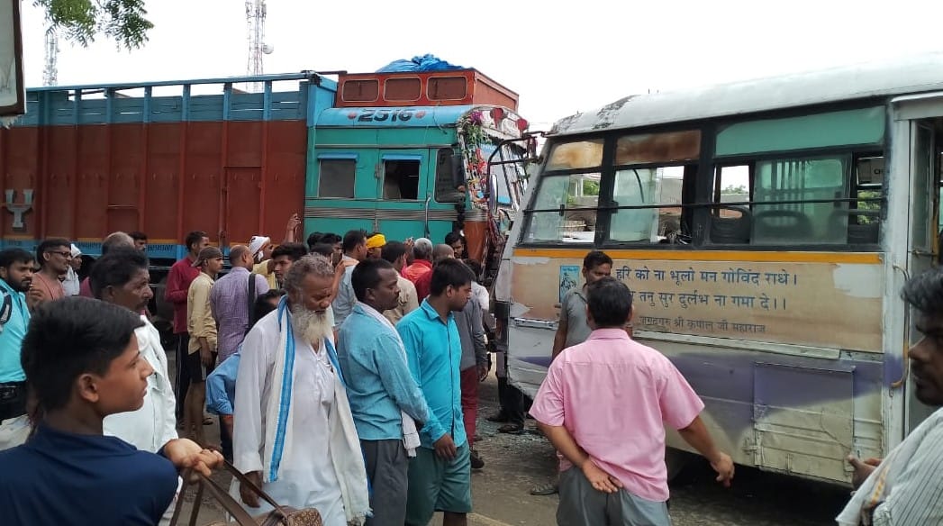 Driver narrowly survived in direct collision between roadways bus and truck