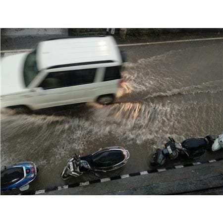 mandi news, himachal news, rain mandi, water entered shops and house