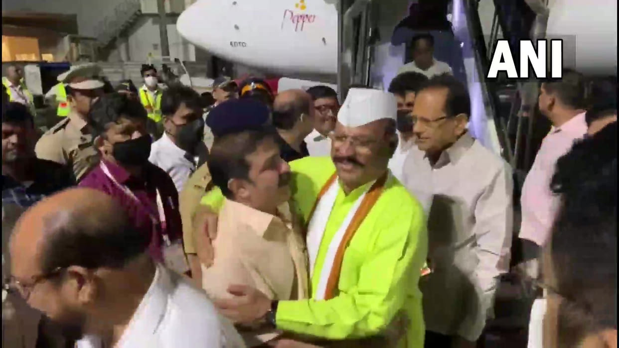 Maharashtra Political Crisis Live Updates: Uddhav Thackeray Expel CM Eknath Shinde, Devendra Fadnavis News in Hindi