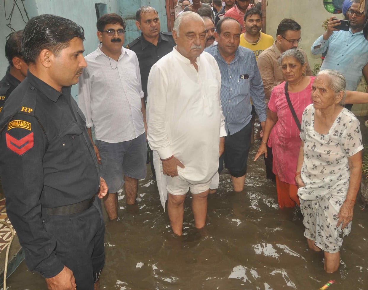 Leader of Opposition took stock of waterlogging by walking in knee-deep water