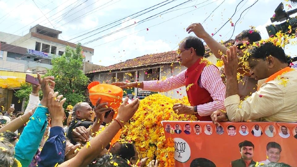 Madhya Pradesh: CM's Jandarshan Yatra in Chhindwara and Satna, flowers kept showering on the convoy on the way