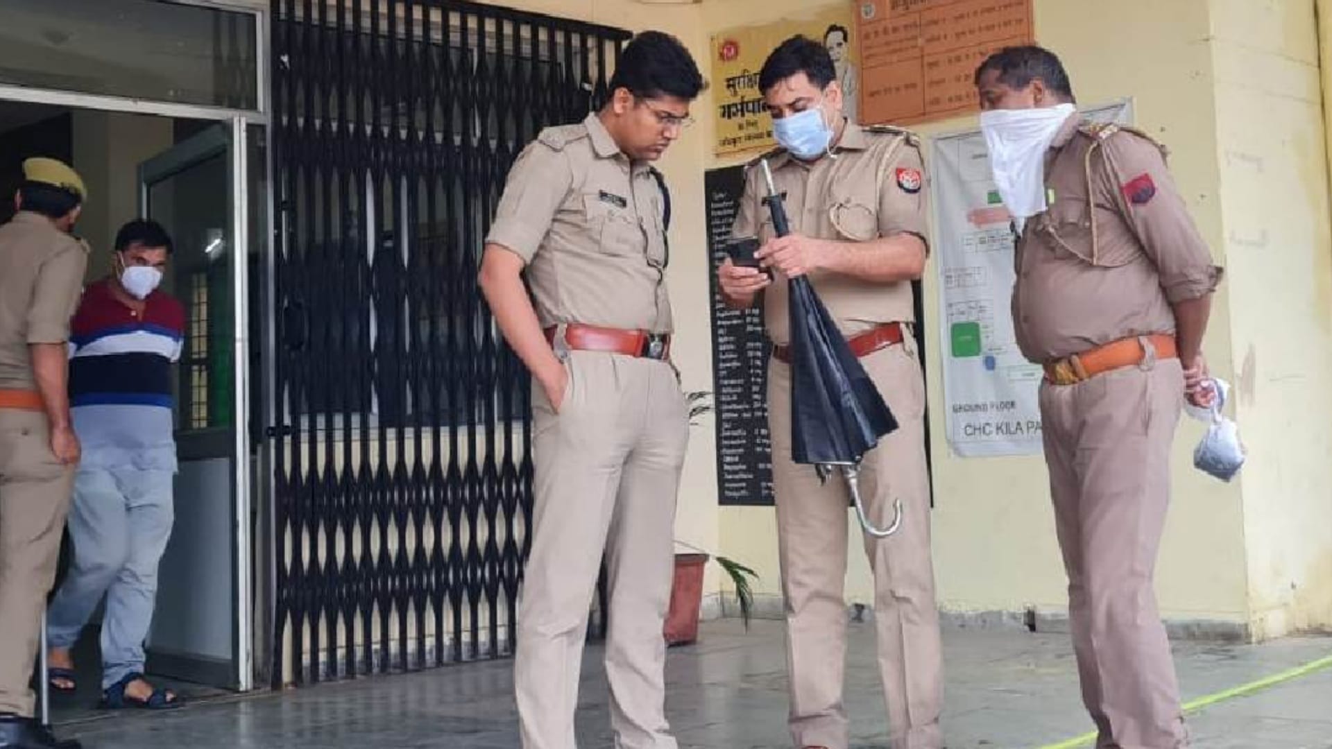 Suicide: boyfriend suicide by eating poison at girlfriends door, girlfriend threw the dead body in the forest,