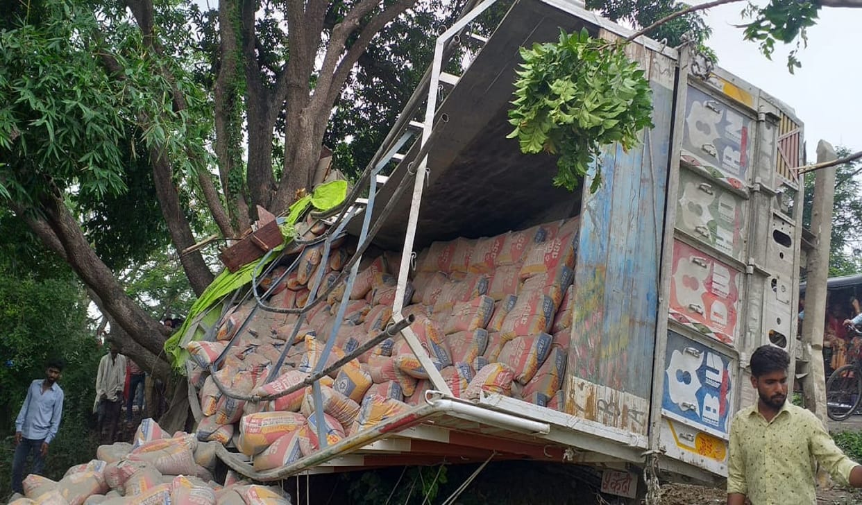 Road accident in mau Truck loaded with cement rammed into tree death of PRD jawan who returning home after duty