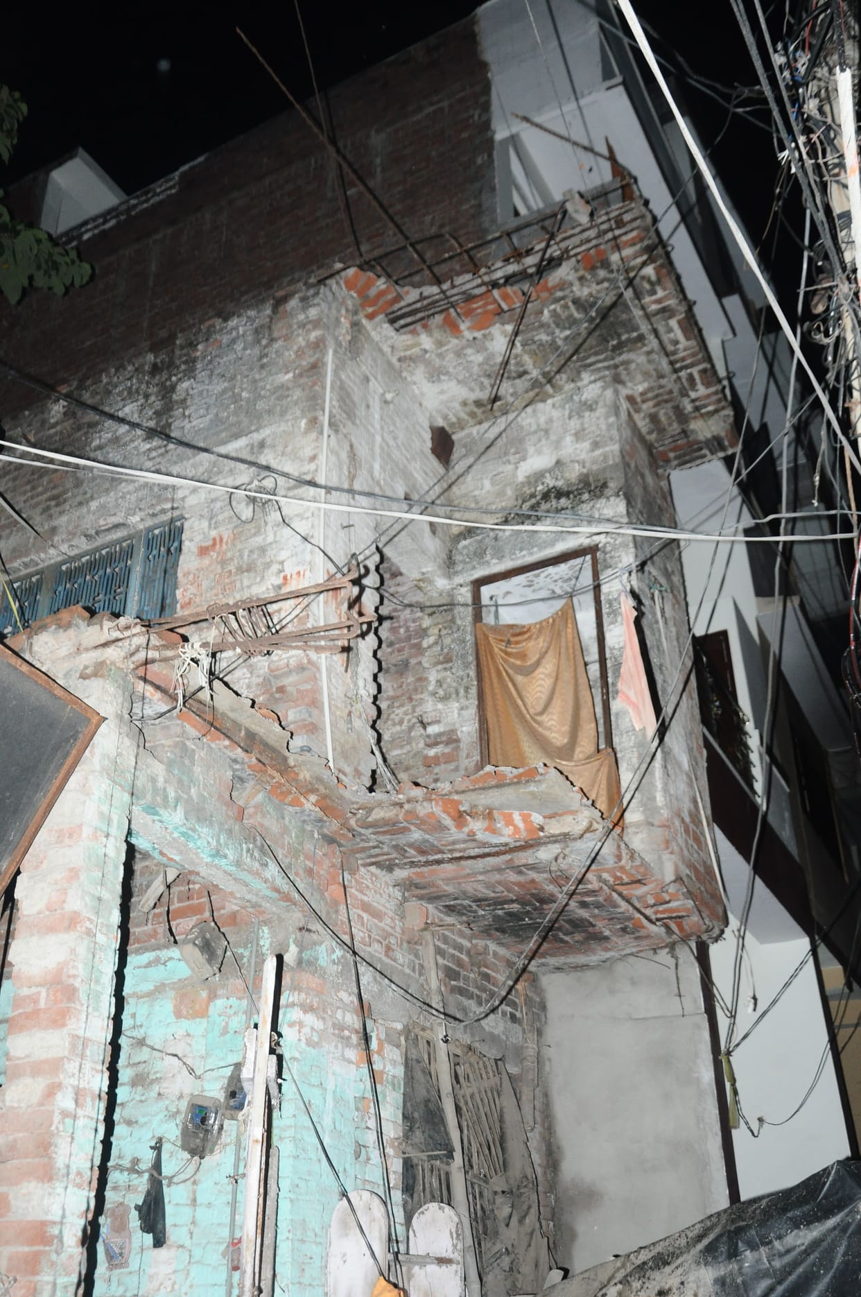 Roof barja fell, three women injured