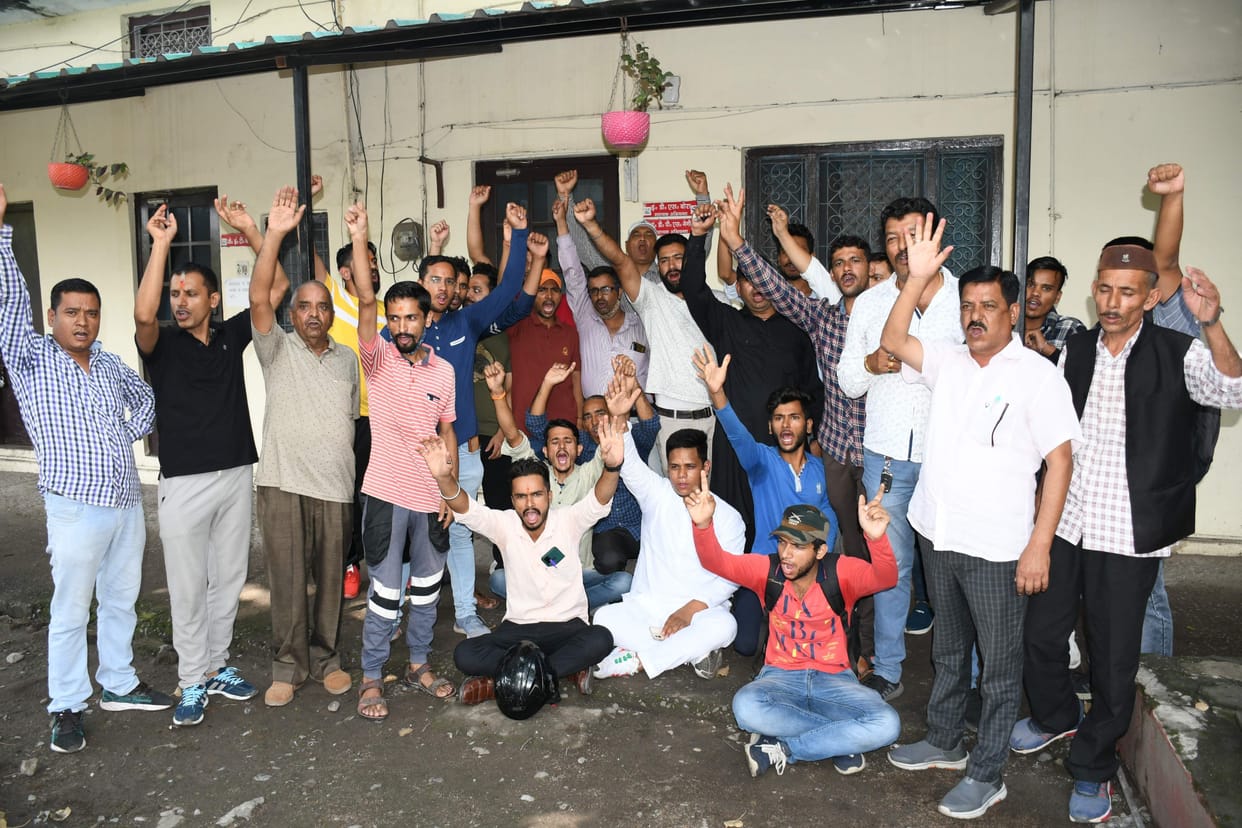 Demonstration in PMGSY office demanding road
