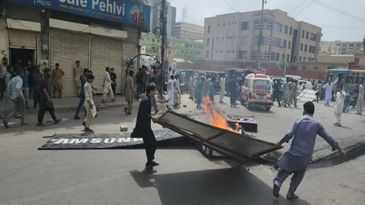 Blasphemy: Violent protests over blasphemy in Karachi mall, 27 Samsung employees detained, company apologizes