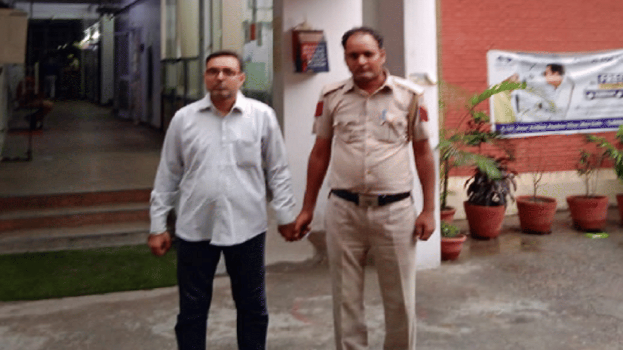 Delhi False complaint of robbery given to police for grabbing wife s money arrested with two lakh rupees
