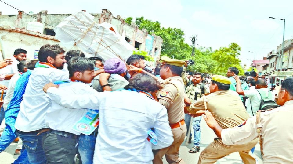 NSUI workers arrested for attempting to burn Chief Minister effigy in Mathura