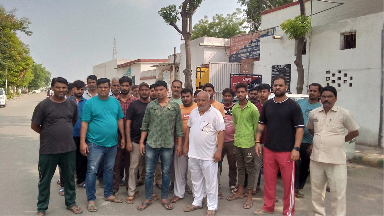 The family created a ruckus at the GRP police station over the death of a railway worker in Sonipat.