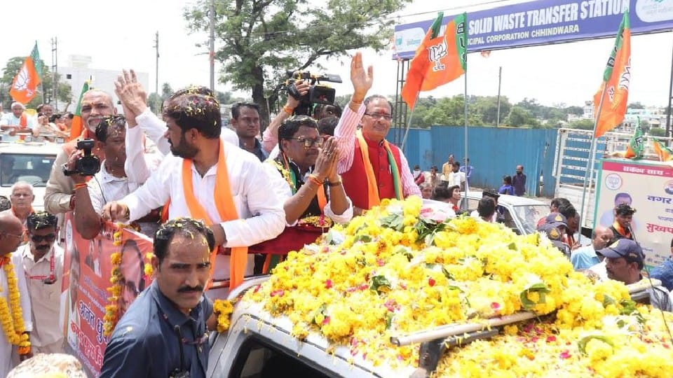 Madhya Pradesh: CM's Jandarshan Yatra in Chhindwara and Satna, flowers kept showering on the convoy on the way