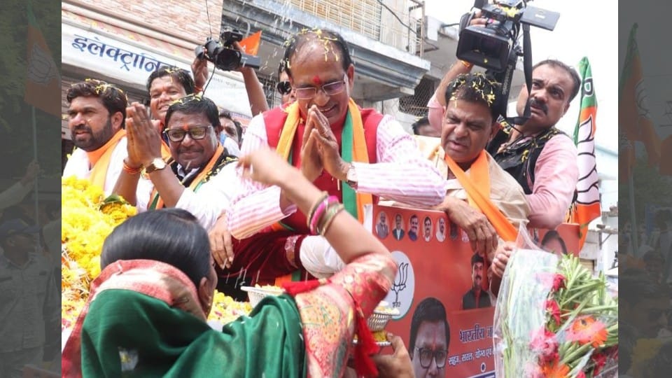 Madhya Pradesh: CM's Jandarshan Yatra in Chhindwara and Satna, flowers kept showering on the convoy on the way
