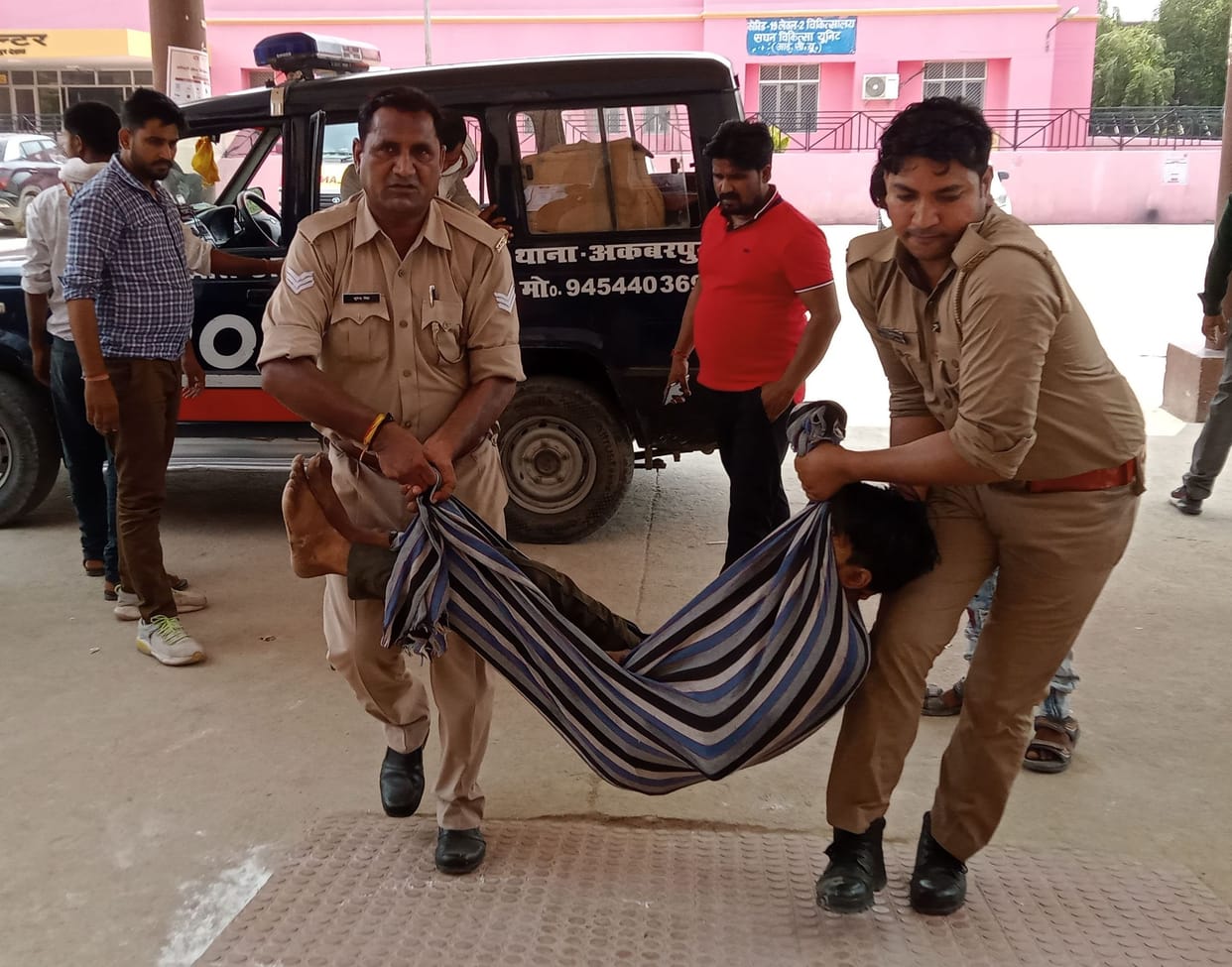 Kanpur dehat : Insensitivity in the district hospital, stretcher not found, wrapped the young man in a sheet and brought him to the emergency