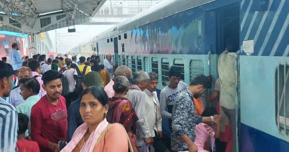 305 passengers traveled by train on the first day