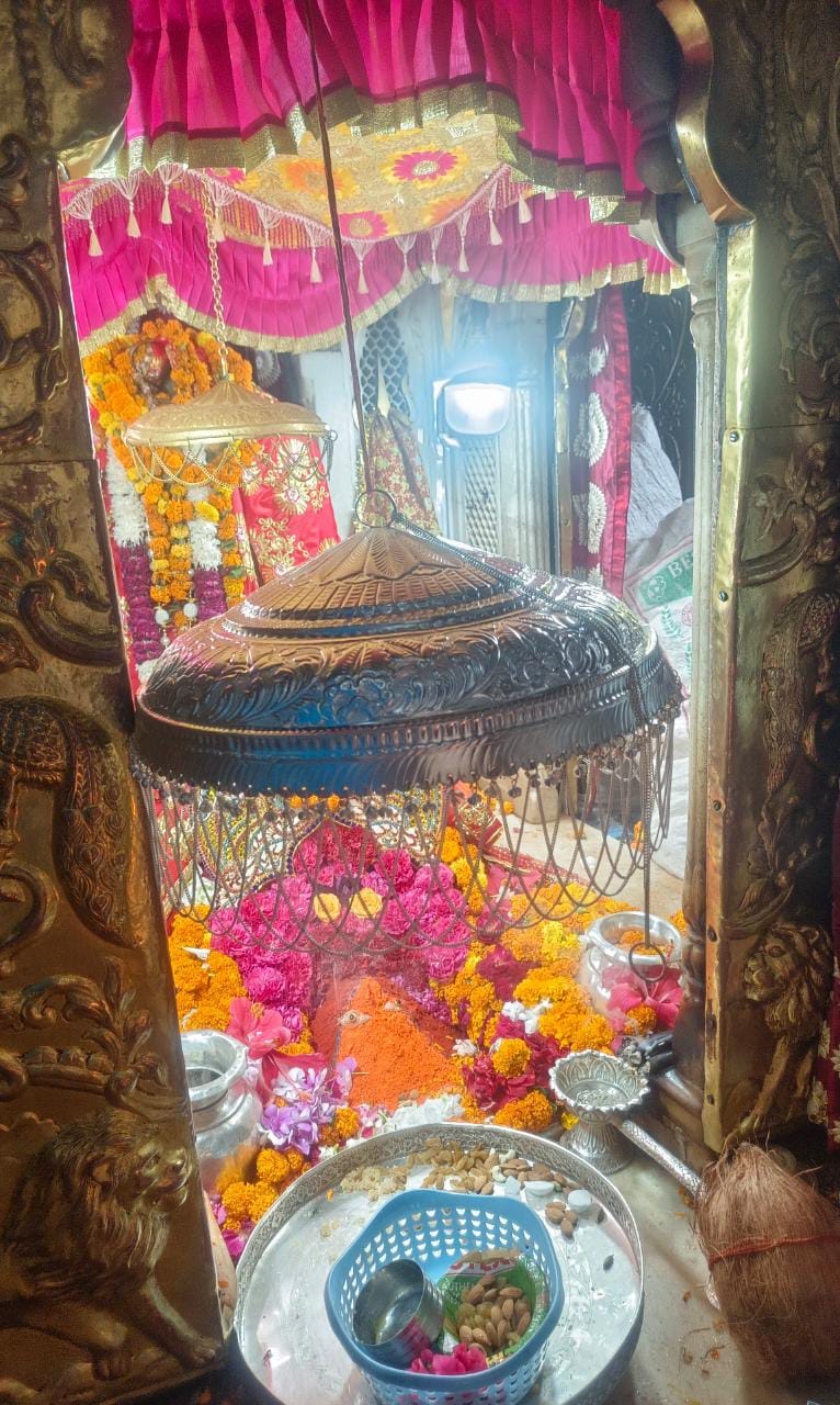 Haridwar couple offered one kg 'Chandi ka Chhatra' in Chintpurni