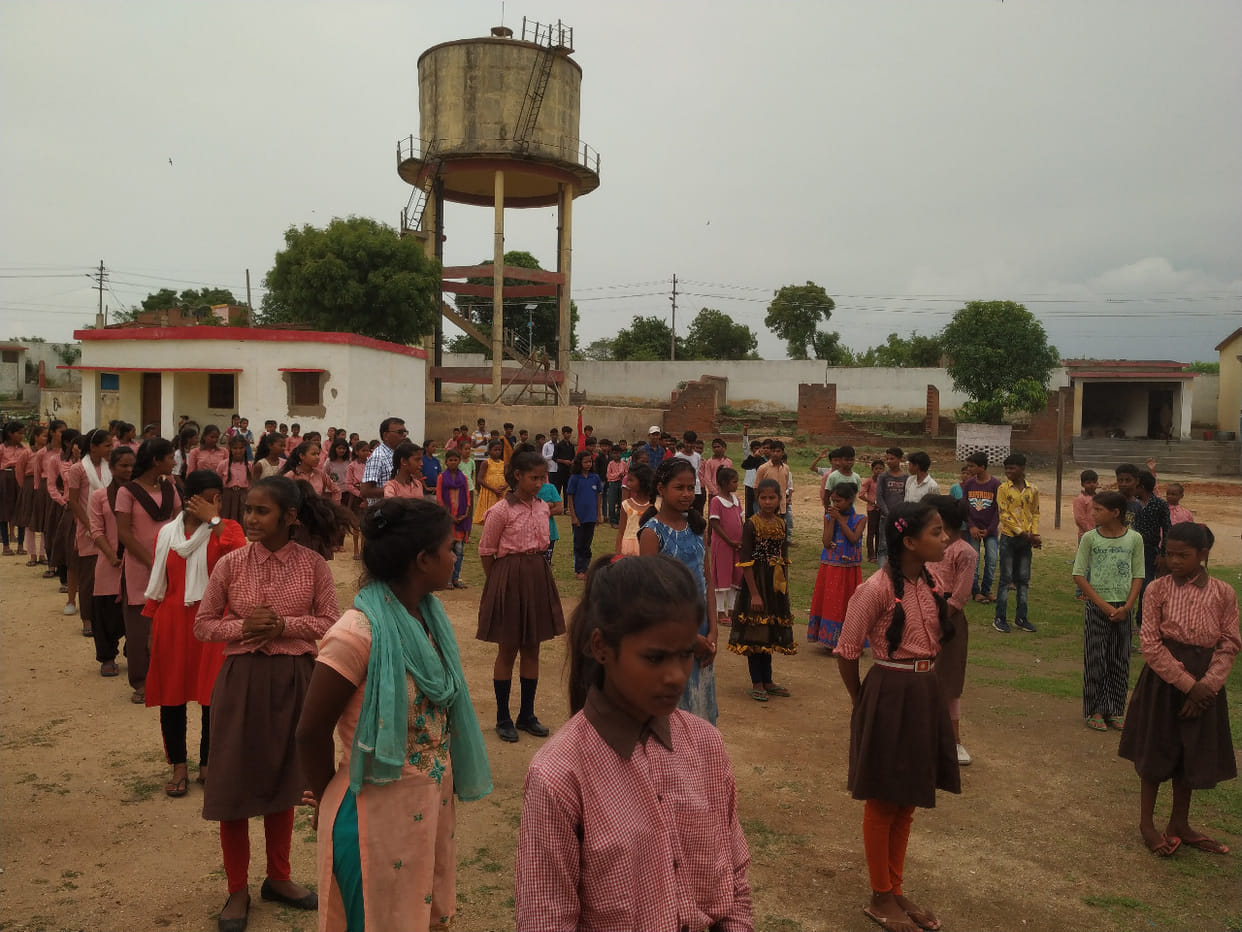 education system busted in surprise inspection in sonebhadra BEO caught head after hearing answer of who is first prime ninister of india