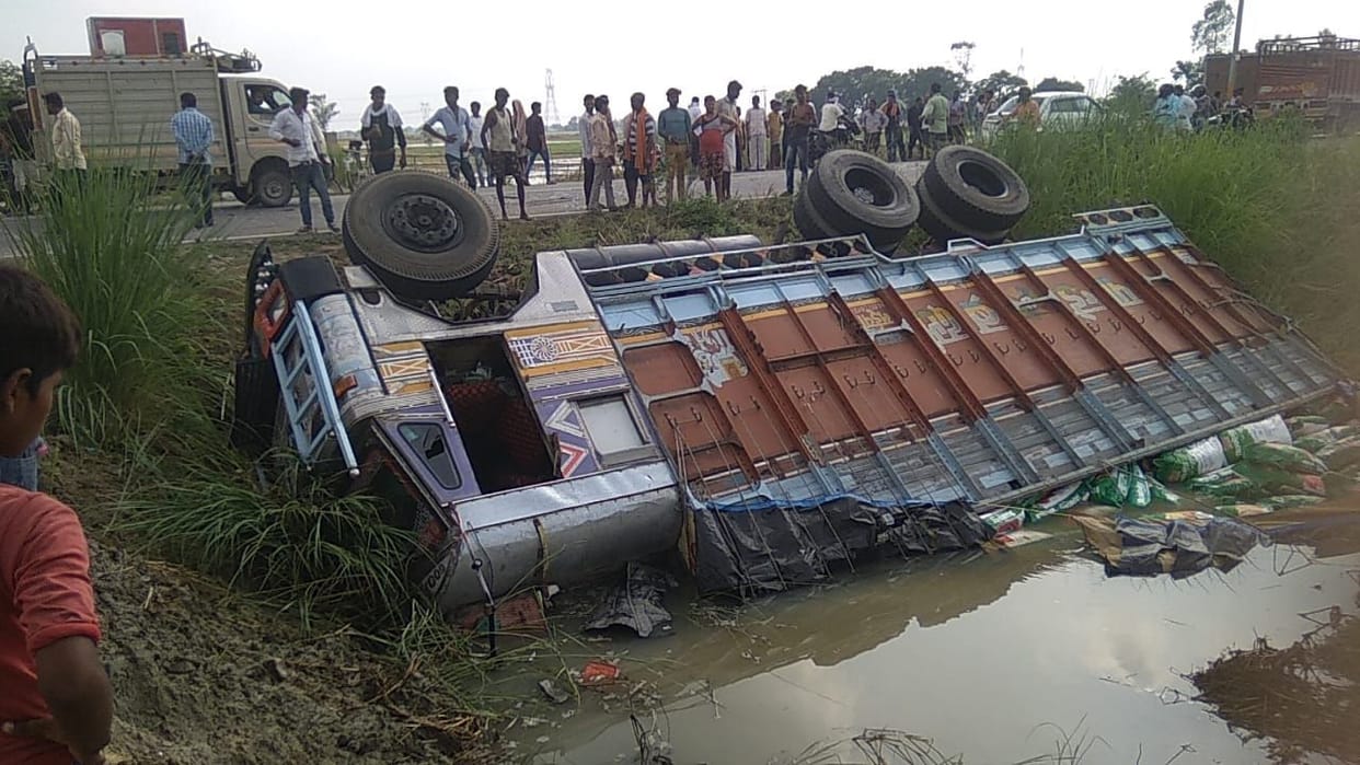 Truck and loader overturned in Khanti