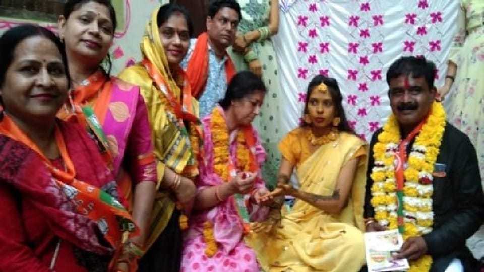MP News: Congress candidate bakes rotis in Sagar, BJP candidate fried samosas, applied mehndi to the bride
