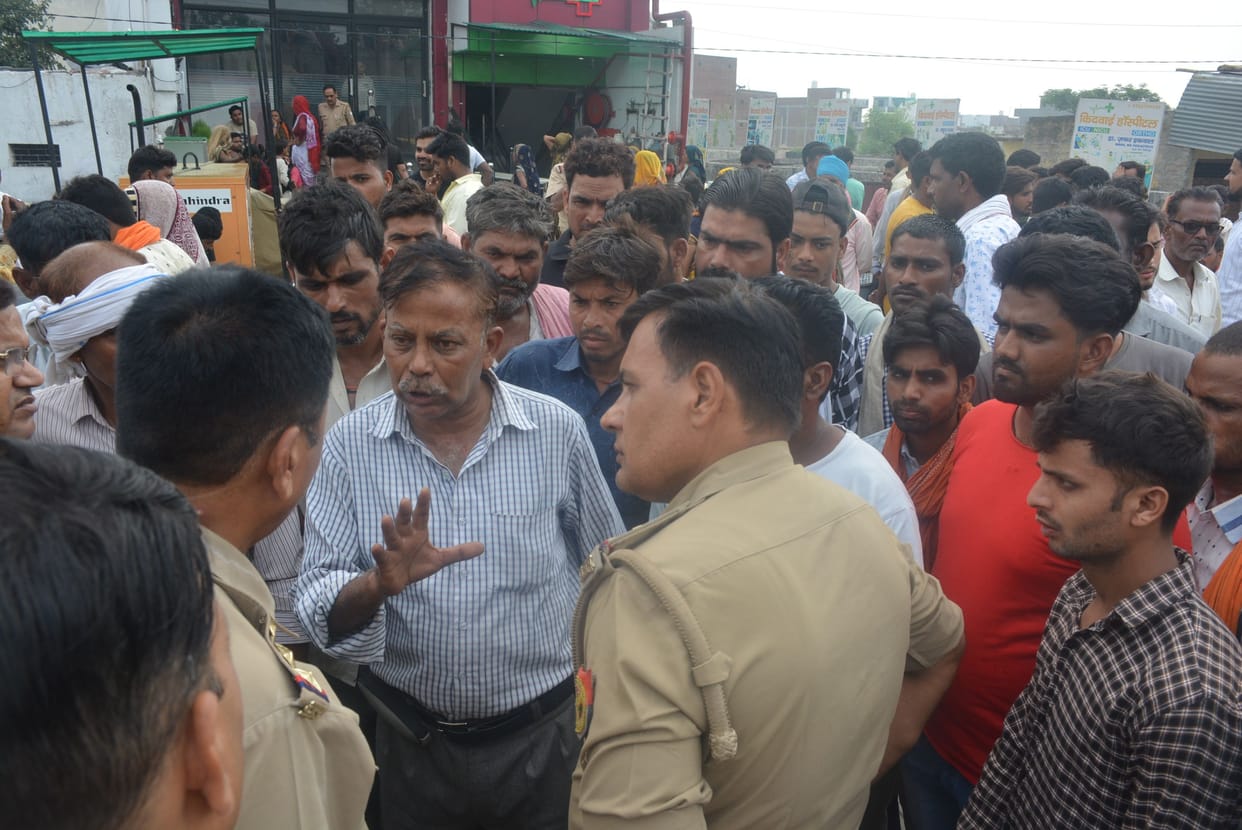 Aligarh: Uproar over death of truck driver in nursing home, jammed