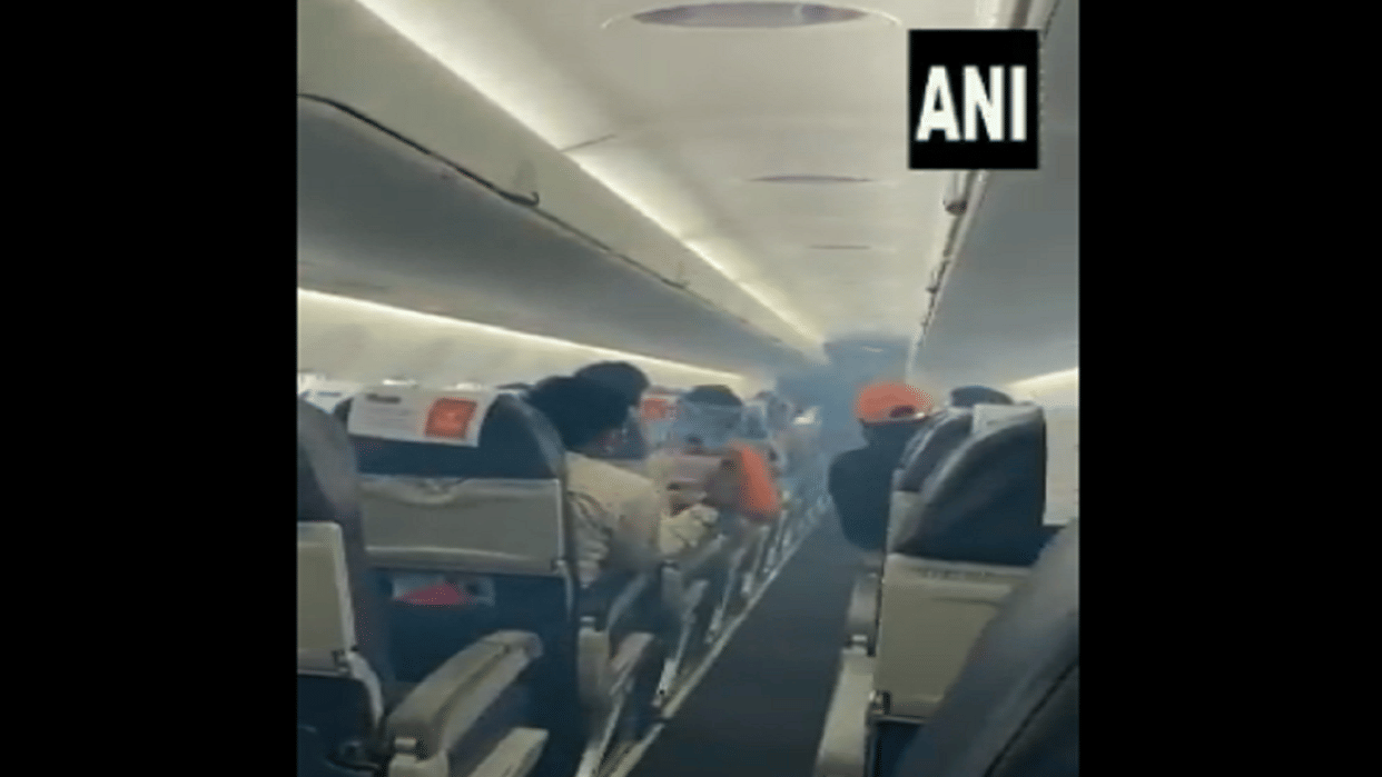 SpiceJet plane Emergency Landing emergency landing on delhi IGI airport after fire from cabin