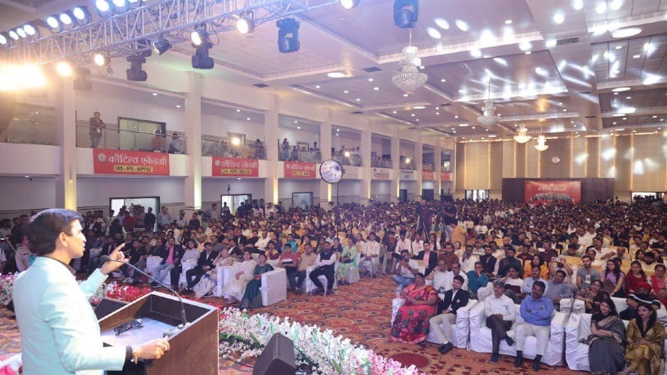 Indore News: Kumar Vishwas-Devendra got a house but got a small room, Eknath got a big room, said in Indore on the developments in Maharashtra