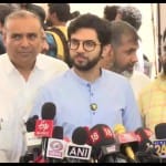 बागी विधायकों को लेकर मीडिया से चर्चा करते शिवसेना नेता आदित्य ठाकरे