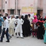 आग लगने के बाद बाहर आए मरीज और तीमारदार