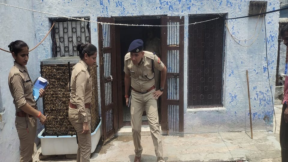 Double Murder In Agra Blood-stained couple's Dead bodies found police engaged in investigation