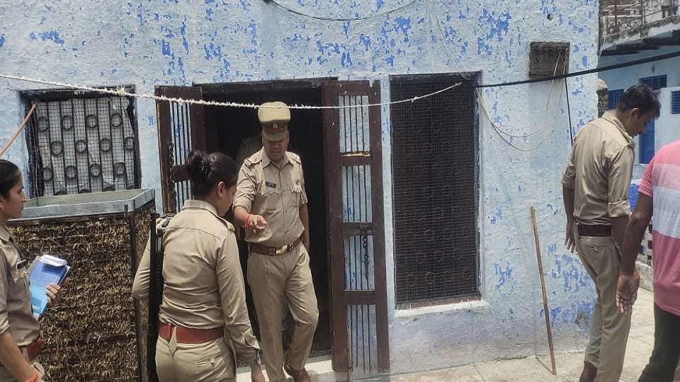 Double Murder In Agra Blood-stained couple's Dead bodies found police engaged in investigation