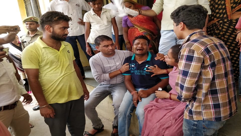 Double Murder In Agra Blood-stained couple's Dead bodies found police engaged in investigation