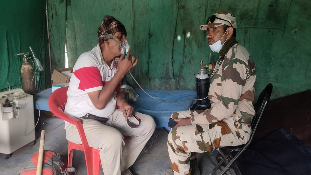 ITBP giving oxygen to the needy with the safety of passengers