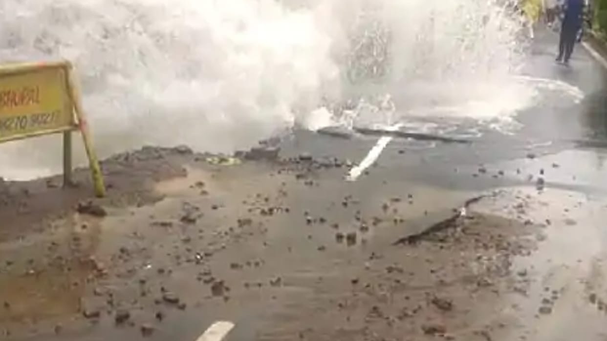 Bhopal Pipeline Burst: Water entered the houses due to bursting of water pipeline on Bhopal Link Road-3, the road half submerged
