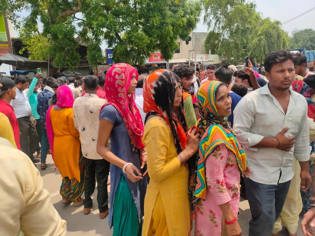 The happiness of marriage changed in mourning, the procession of five people