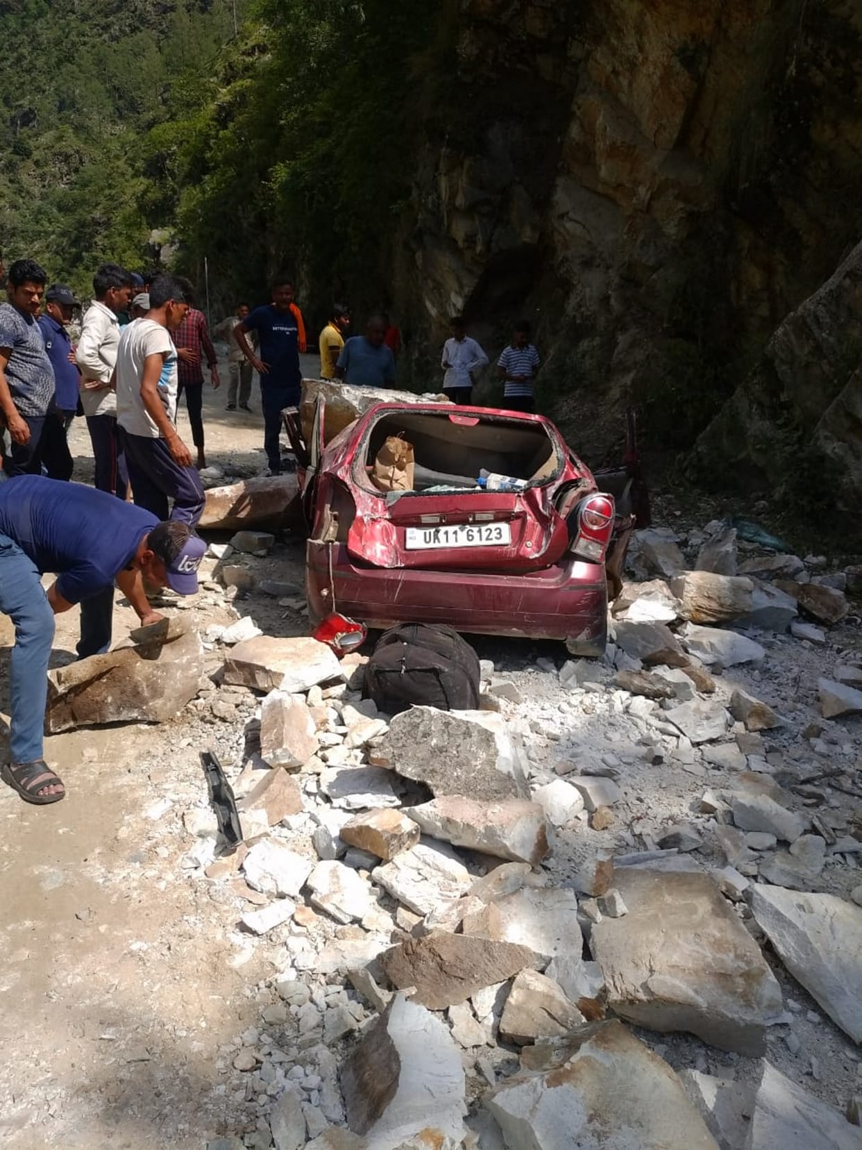 Accident in uttarakhand, rock fell on car passing through the Karnprayag-Gwaldam highway, couple died in road accident