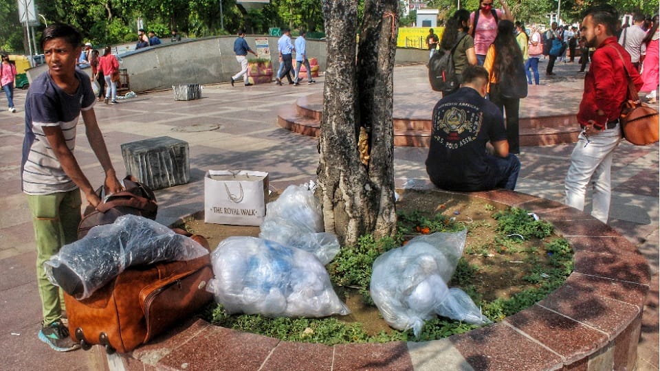 mcd action against single use plastic in delhi 341.05 kg seized 135 challan issued