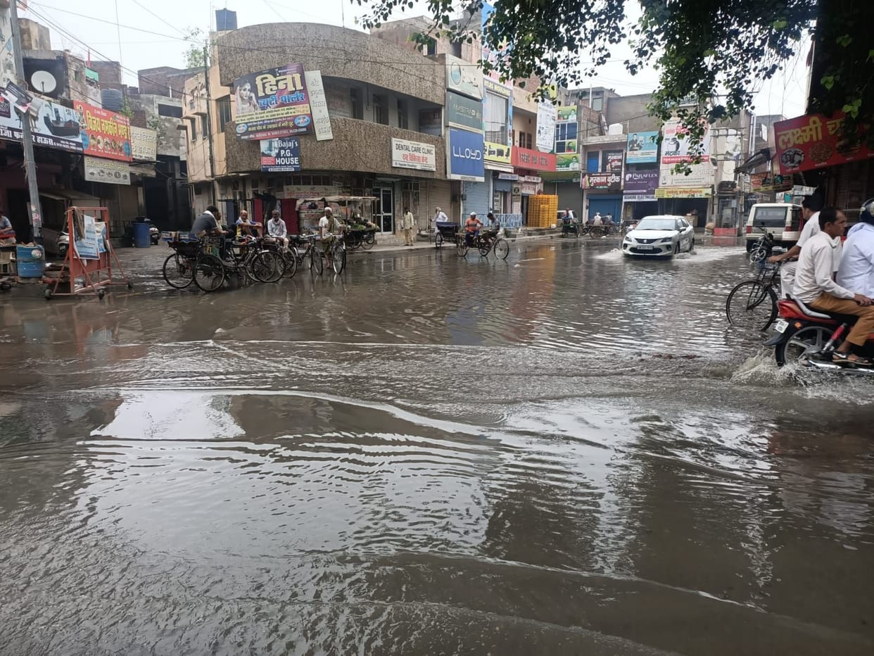The first rain of monsoon gave relief, overflow manhole became a disaster