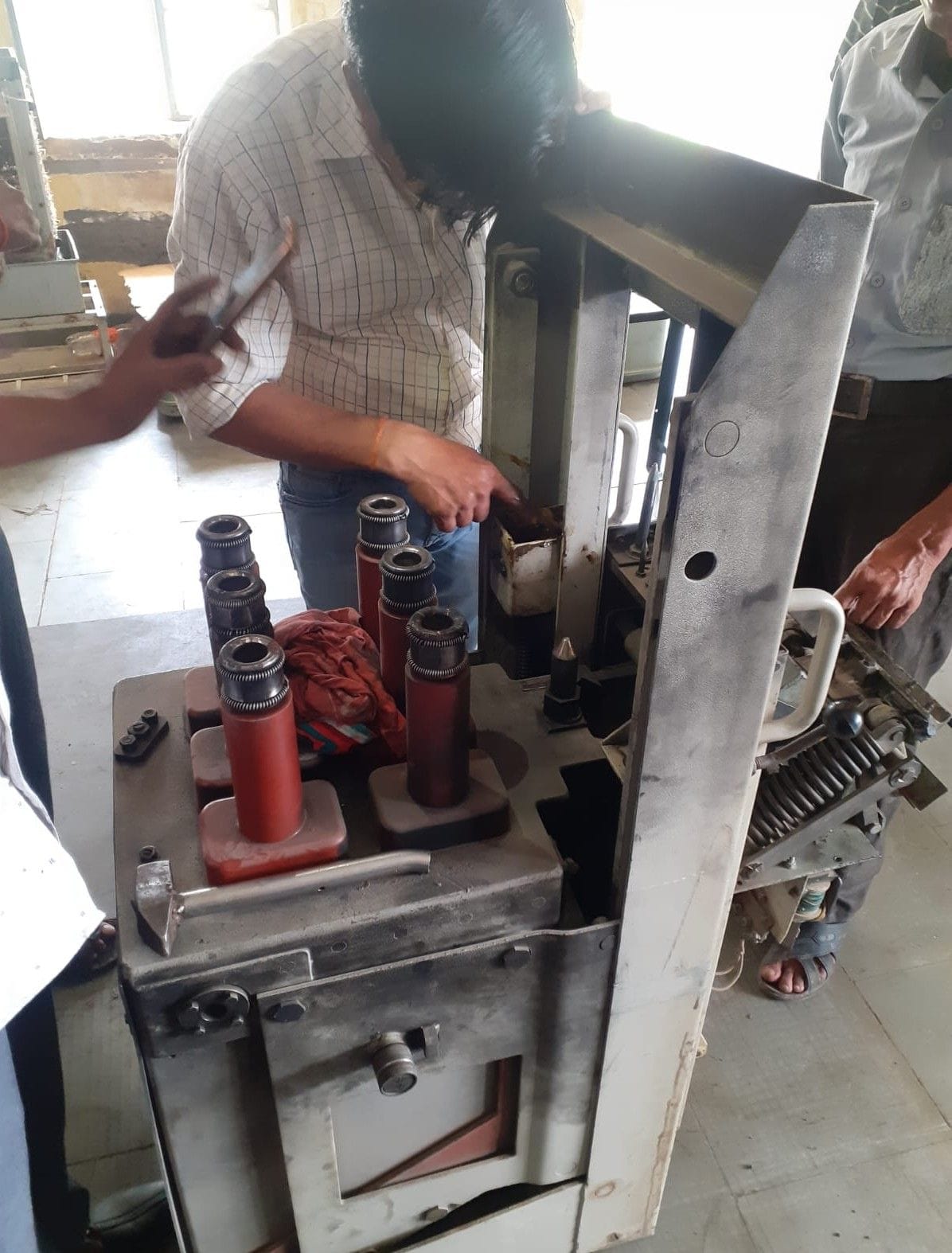 Hathras: VCB repaired, electricity stalled for four hours
