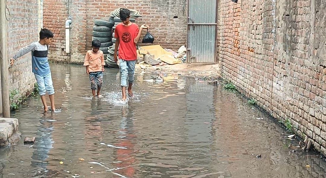 Waterlogging in the city due to rain at night