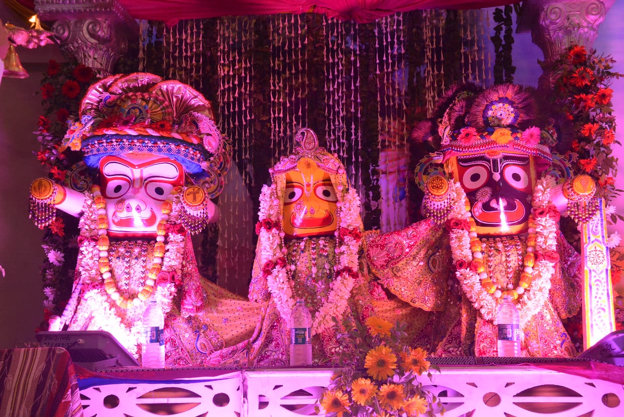 Jai... Jai... Ho Jagannath, devotees immersed in the devotion of Kanha
