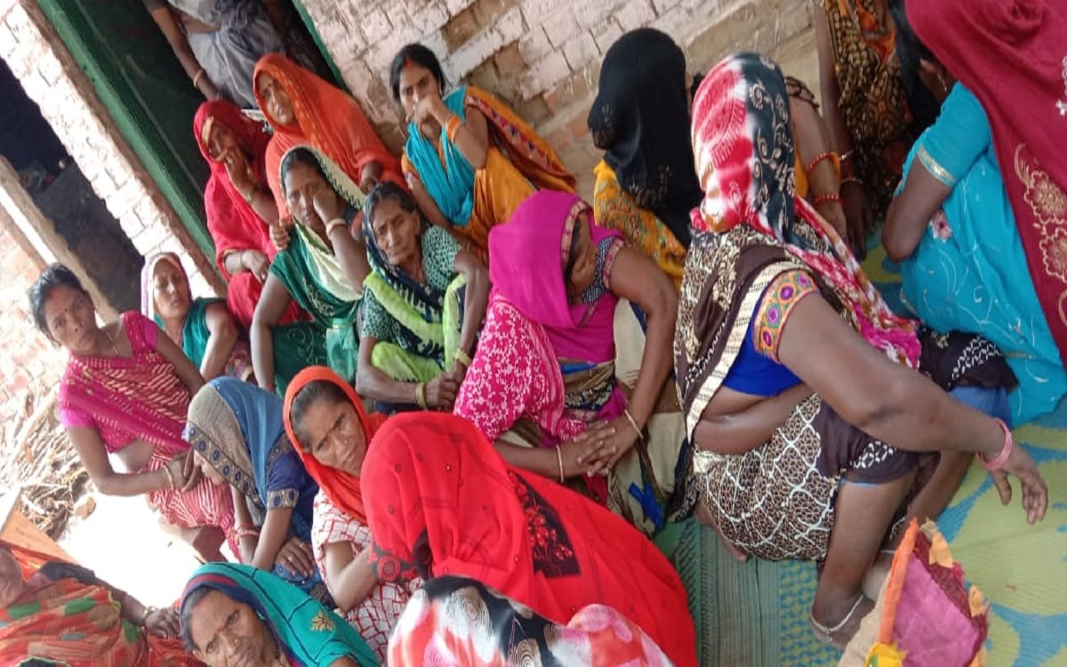 murder in jaunpur Woman beaten to death who came out from home in night doubts of illegal relationship