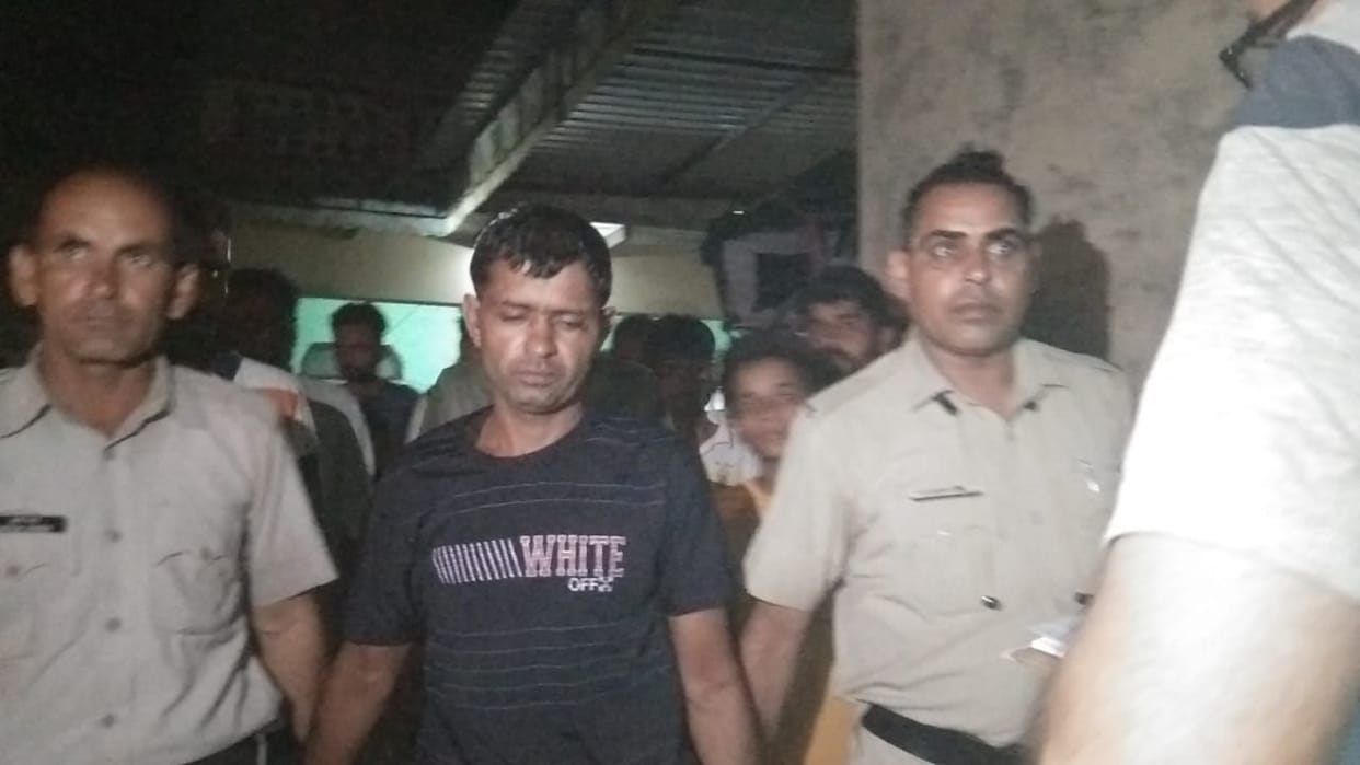 Five youths fired at the shopkeeper in Kungad village over the transaction of money