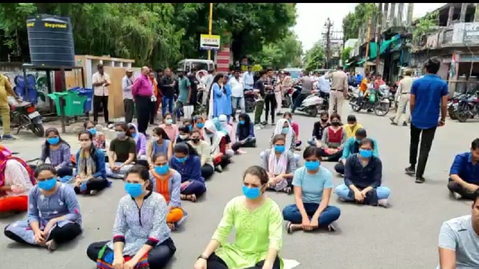 Ratlam News: Students took to the road on the suicide of partner, shouted slogans of Murdabad