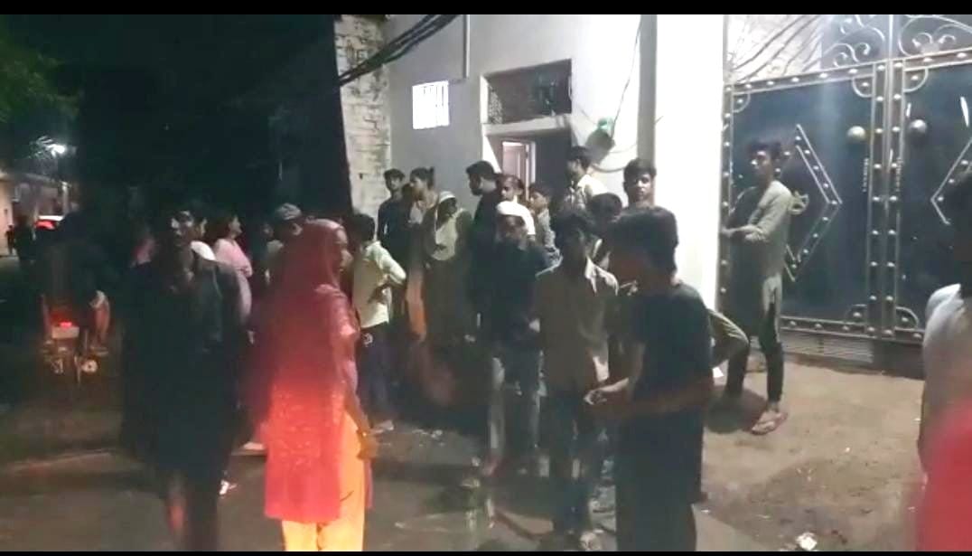 a young man was shot in a money transaction in unnao, then attacked with a chapad, police engaged in search of the killers