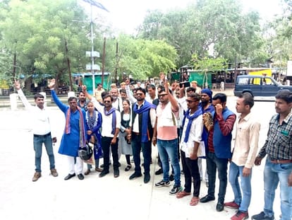 तहसील में नारेबाजी कर विरोध जताते भीम आर्मी कार्यकर्ता