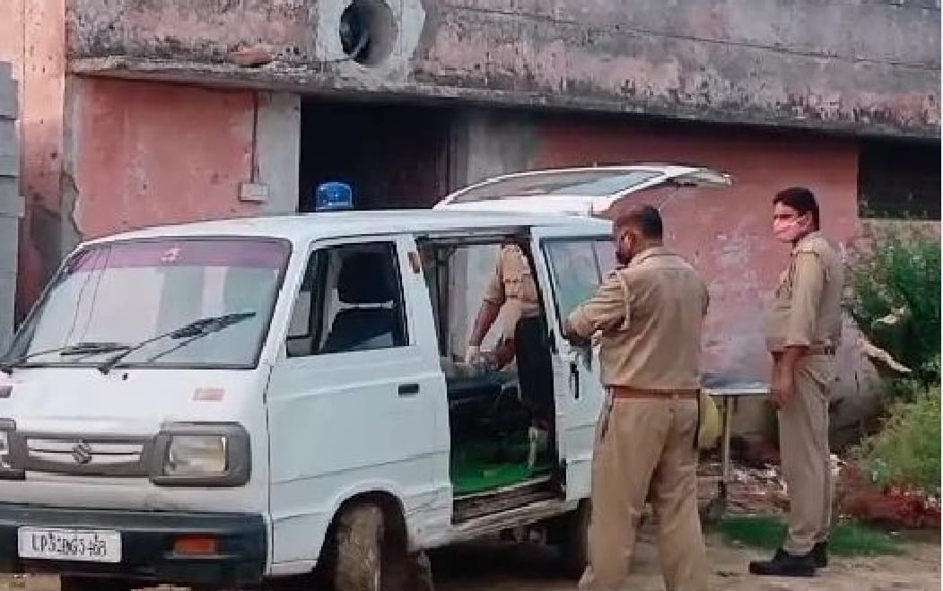 the accused of dowry murder slit his throat in Hardoi District  jail, dead body was found covered in blood, police engaged in investigation