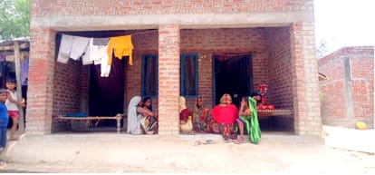 मृतक अनुज के घर गुमसुम बैठीं महिलाएं