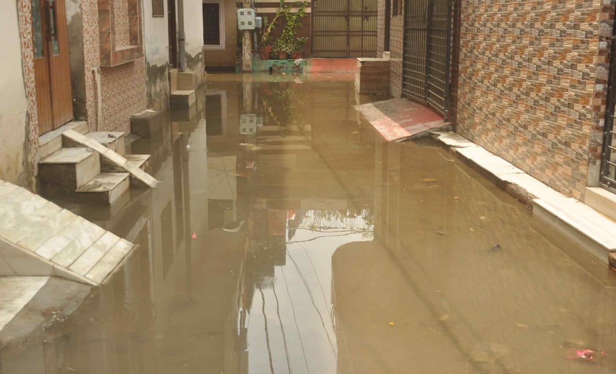 Waterlogging: If a family spent two days on the terrace, then some took shelter on the basis of two thousand rupees per day.