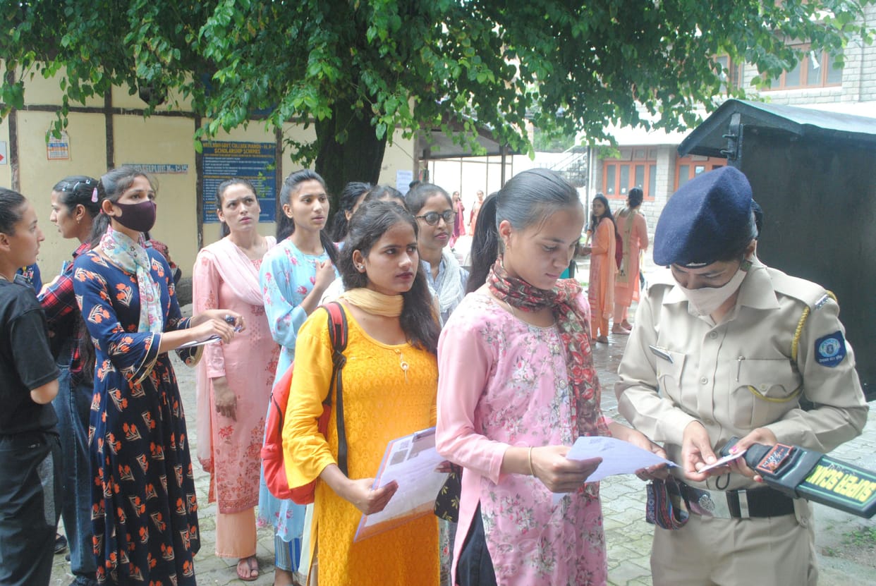 mandi news, himachal news, police consteble bharti, examination hall, condidate, checked four barriers