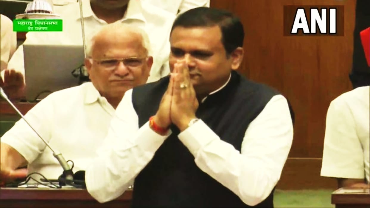 Battle on between two shivsena factions Both sides issue separate whips for Maha Assembly Speakers election
