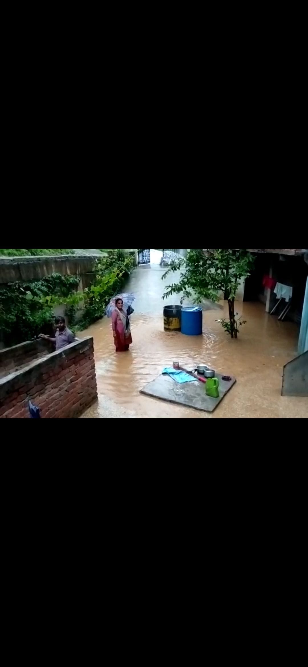 The problems increased due to the closure of eight rural roads of the district due to rain.